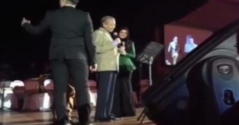 Dr M nyanyi, Siti pun terkesimai